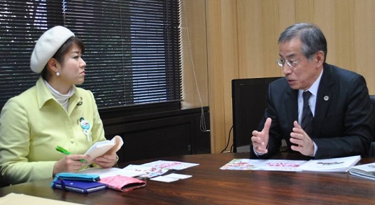 花井会長（右）と懇談する本村議員 