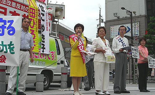 署名を訴える（左2人目から）八田、せこ、江上、西田の各氏＝９日、名古屋市熱田区