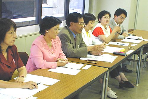 申し入れる（左から）かのう、さいとう、林各県議予定候補、八田前参院議員、きしの、斎藤各県議予定候補＝１５日