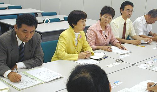 申し入れる（左から）原田学瀬戸市議、八田ひろ子前参院議員、水野すみ子瀬戸市議ら