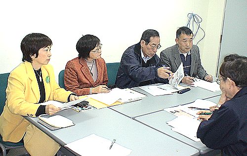  労基署（右端）に安全対策を申し入れる（左から）八田、辻井両氏ら＝１４日、半田市