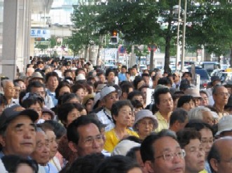  沿道いっぱいの5,000人が集まりました