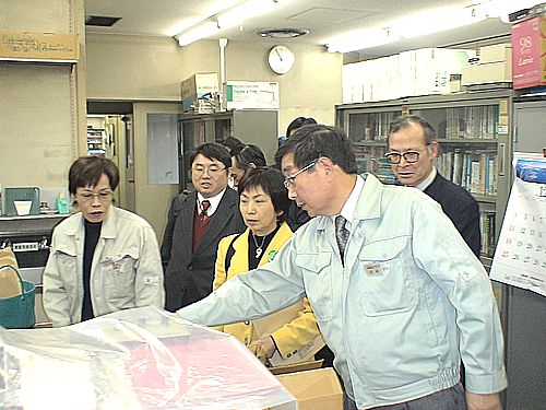 センター所長（右手前）の説明を聞く八田前参院議員（その左）ら＝名古屋市北区